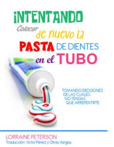 Intentando colocar de nuevo la pasta de dientes en el tubo